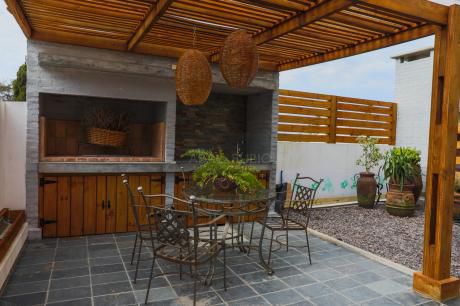 Se Vende Con Renta. Apartamento 1 Dorm Con Patio Y Parrillero,