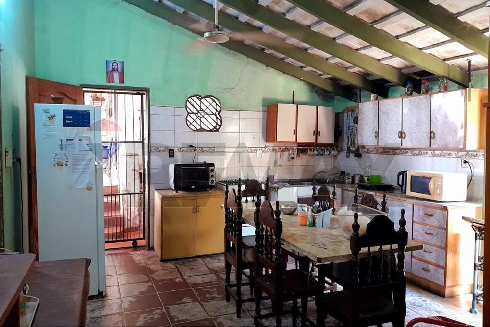 VENDO CASA EN LAMBARÉ ZONA COLEGIO SEK!! — foto 2