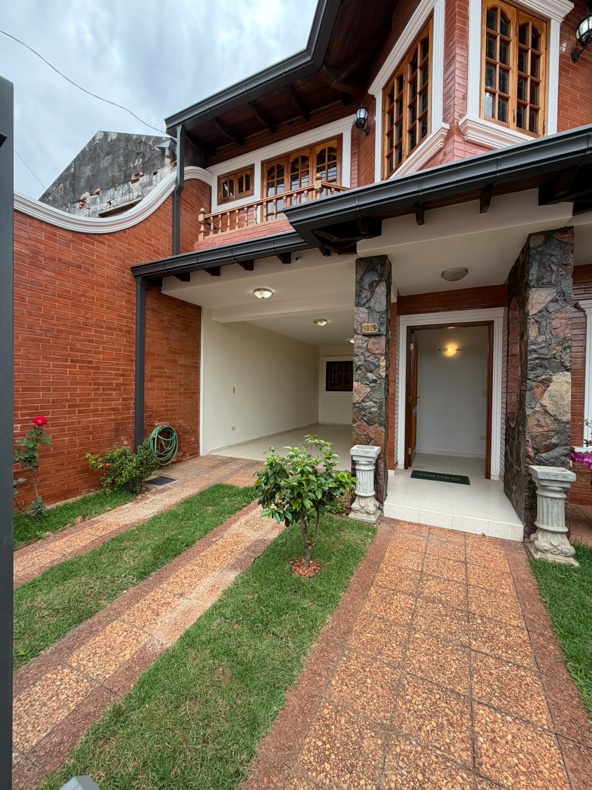 ALQUILO CASA EN BARRIO YCUA SATI — foto 2