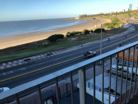 Impecable Apartamento Sobre Rambla"