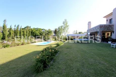 Casa De Estilo Tradicional Para Vivir La Vida Familiar