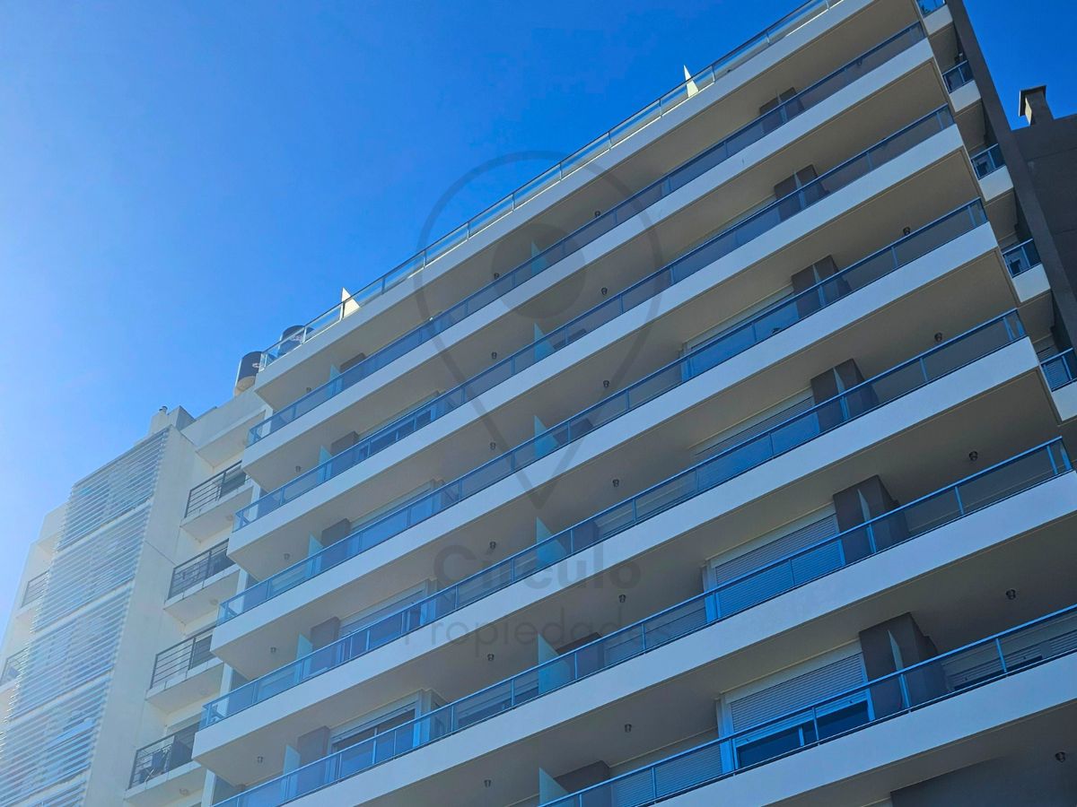 Apartamento nuevo en Tres Cruces. Equipado. Excelente ubicación. Con cochera fija y amenities.
