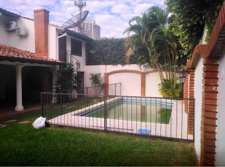 Alquilo Amplia Casa En Barrio Ycuá Satí