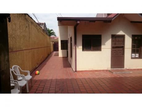Amplia Casa En Alquiler