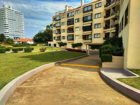 Apartamento En Punta Del Este Pda 8 De La Brava Sobre Av Roussevelt