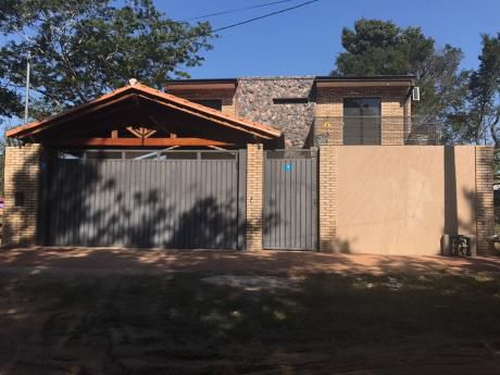 Vendo Amplia Casa Con Finas Terminaciones Y Piscina En Mariano Roque Alonso