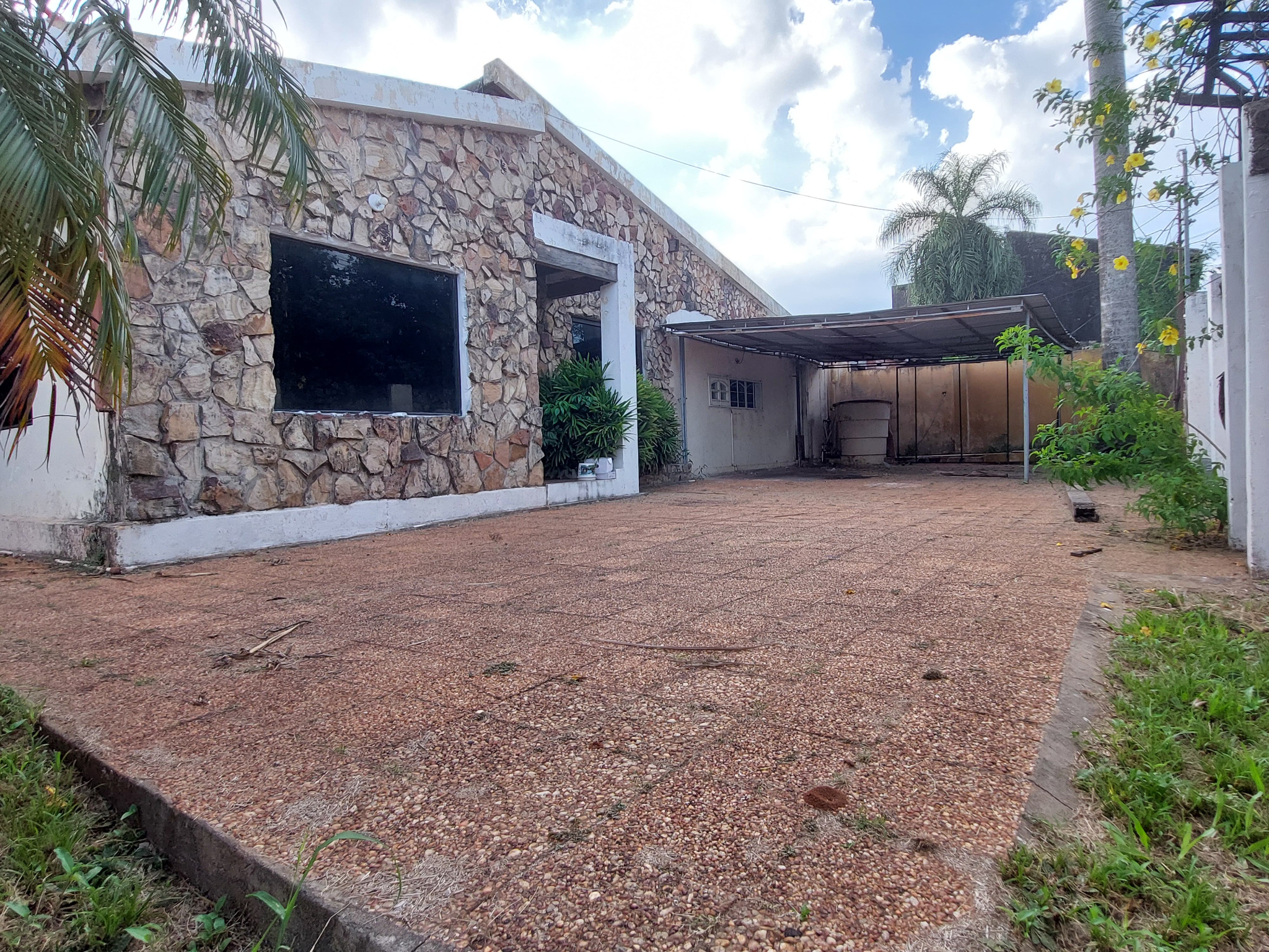 Oportunidad Única en Luque: Amplia Casa para Refacción con Ubicación Privilegiada C-1171 — foto 2