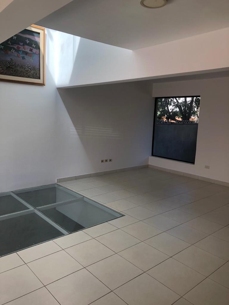 ALQUILER O VENTA DE TRÍPLEX CON QUINCHO BARRIO AMERICA – ZONA CONMEBOL — foto 2