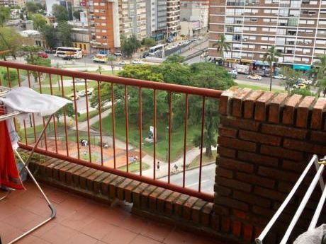 Venta De Apto. De 3 Dormitorios, Pasitos De La Terminal Tres Cruces