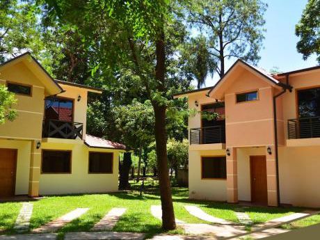 Casa A Estrenar En Bo. Cerrado - Fdo De La Mora Z/ Norte