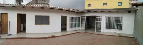 En Alquiler Casa Refaccionda Entre 2do Y 3er Anillo Paragua 600 $us
