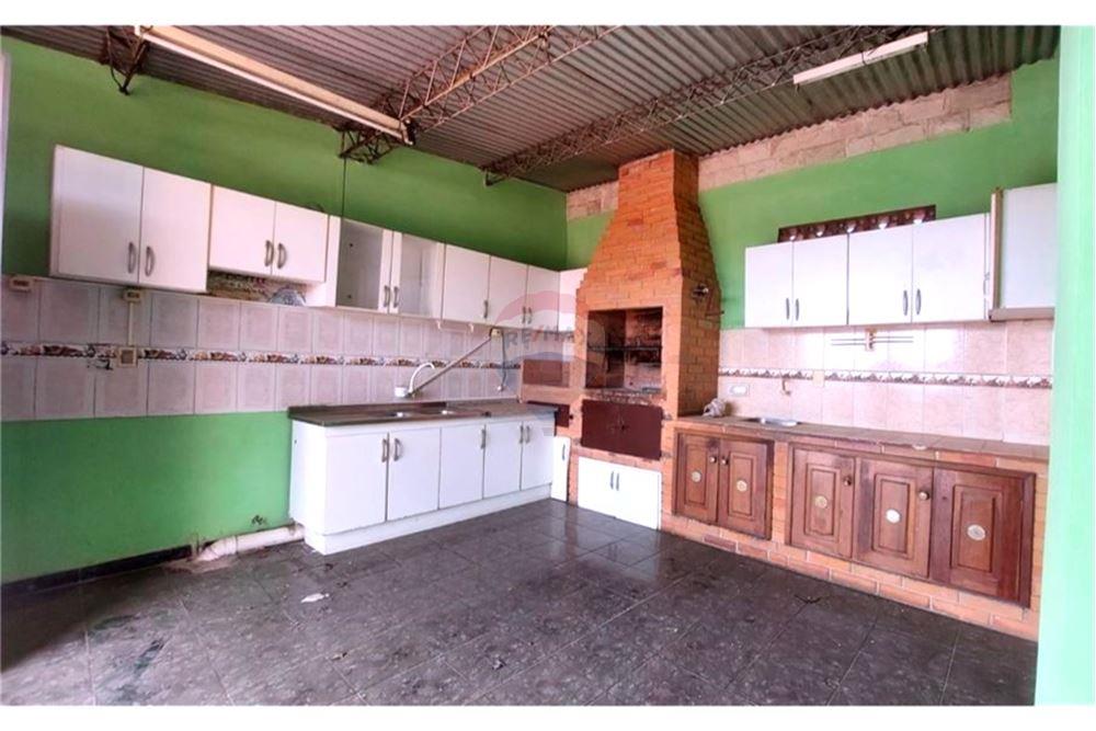 RESIDENCIA AMPLIA EN SAN LORENZO — foto 2