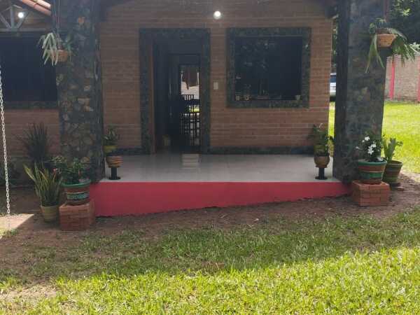 VENDO CASA EN CAACUPÉ – 3 DORMITORIOS Y AMPLIO QUINCHO — foto 2