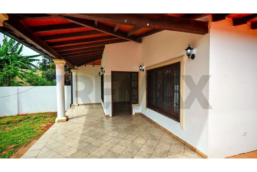 ALQUILO CASA CON AMPLIO PATIO EN SAN LORENZO — foto 3