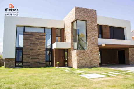 Increíble Casa Estilo Minimalista En Altos De La Tahona.
