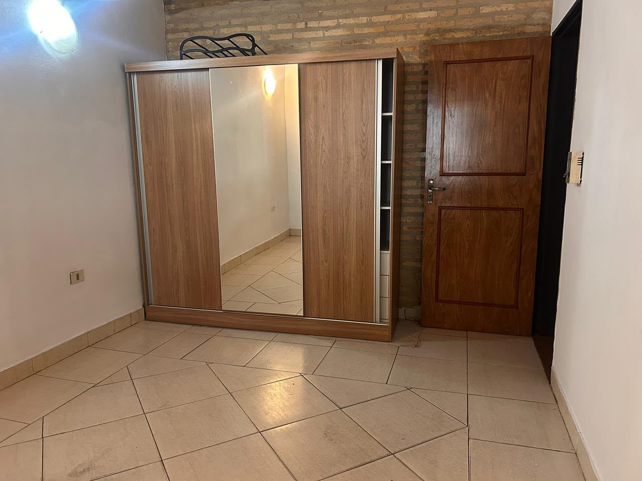 AMPLIA CASA SEMI AMOBLADA EN LAMBARÉ | PISCINA + QUINCHO + 4 GARAJES — foto 3
