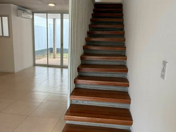 ALQUILO DUPLEX DE 3 HAB EN CONDOMINIO CERRADO LOMA MERLO LUQUE — foto 2
