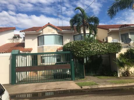 Impecable Casa En Equipetrol A Solo Una Cuadra De La Avenida San Martin