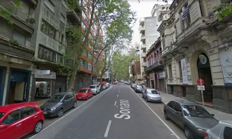 Venta Apartamento Soriano Y Convención. 2 Dormitorios Y Servicio.