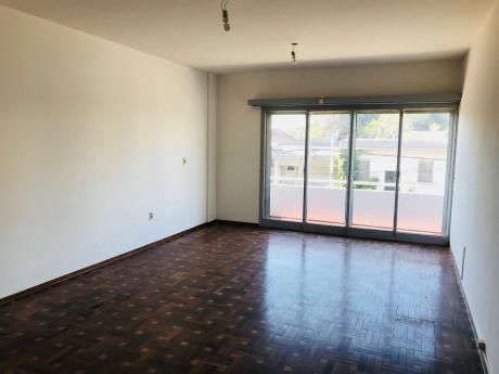 Excelente Planta, Espacios Muy Amplios, Sólida Construcción!