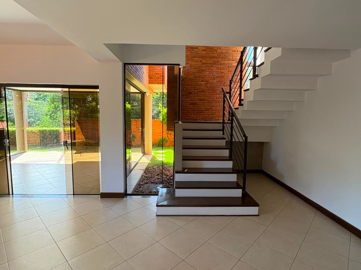 ALQUILO LUJOSA RESIDENCIA EN BARRIO MBURUCUYA — foto 3