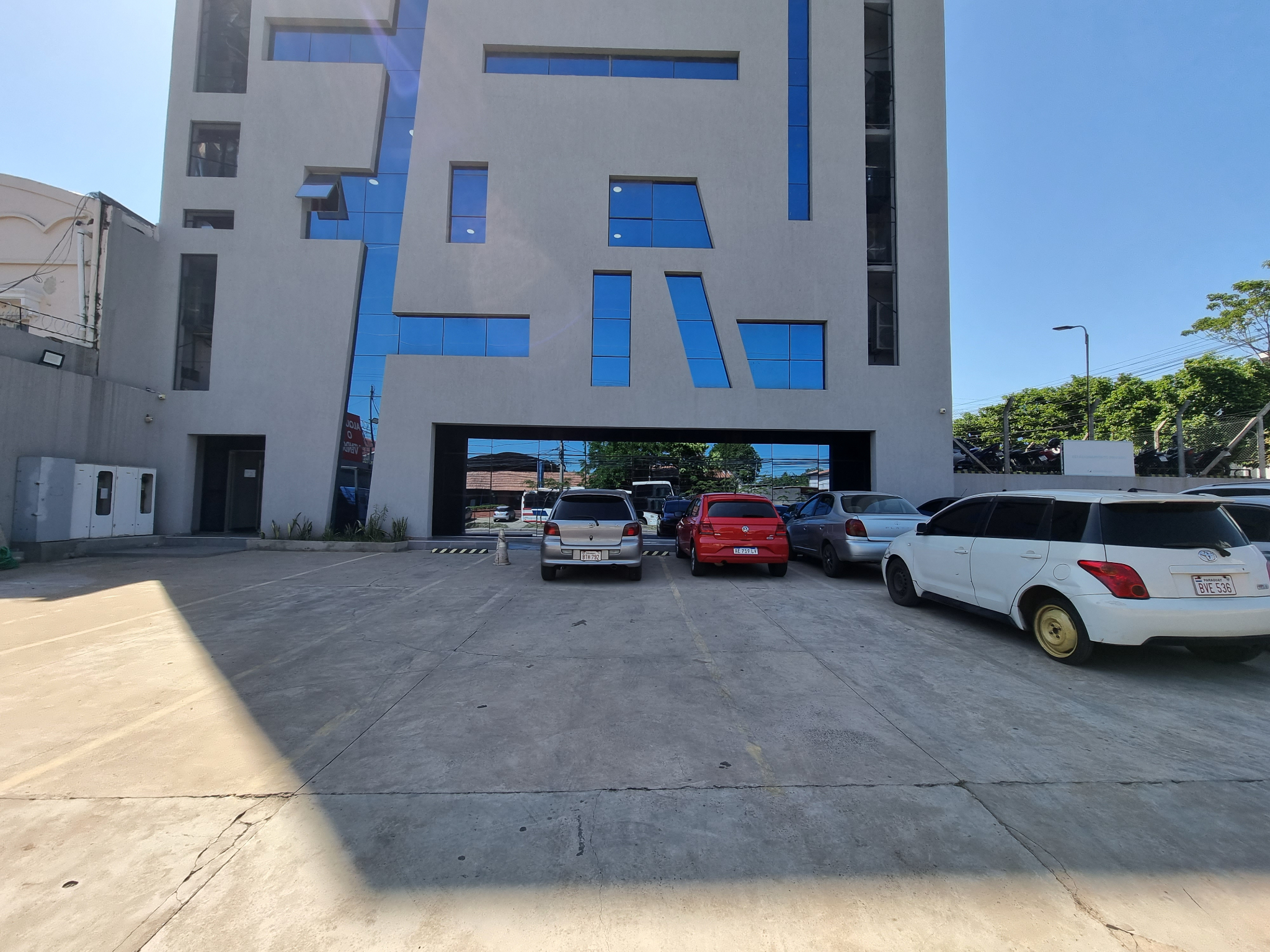 Edificio zona Privilegiada sobre importante avenida en Asunción