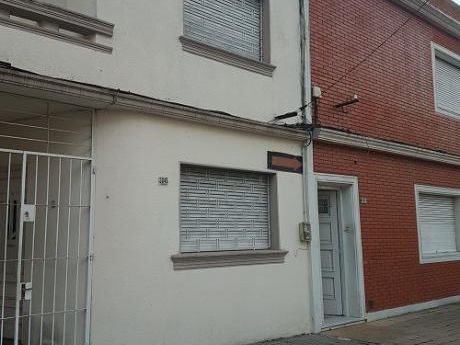 Venta Asita De Dos Plantas Barrio Goes