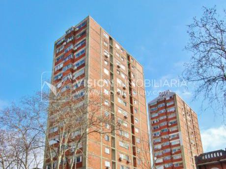 Apto Al Frente En Av. 8 De Octubre Casi Propios, 5to Piso, 3 Dorm Y 1 Baño