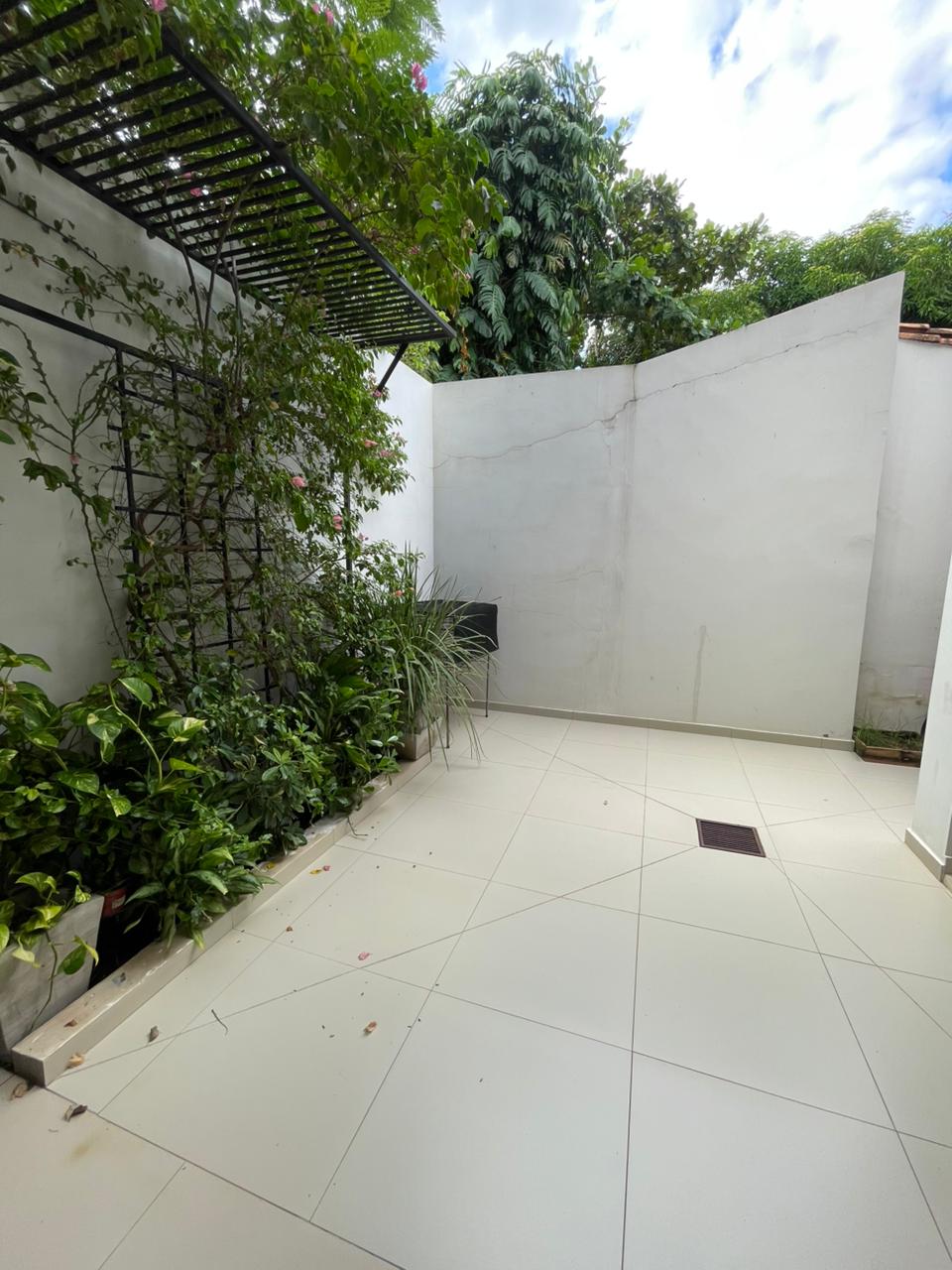 ALQUILO DUPLEX SEMI AMOBLADO EN BARRIO MBURUCUYA — foto 2
