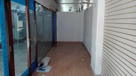 Excelente Local En Galeria Al Frente Proximo A 18