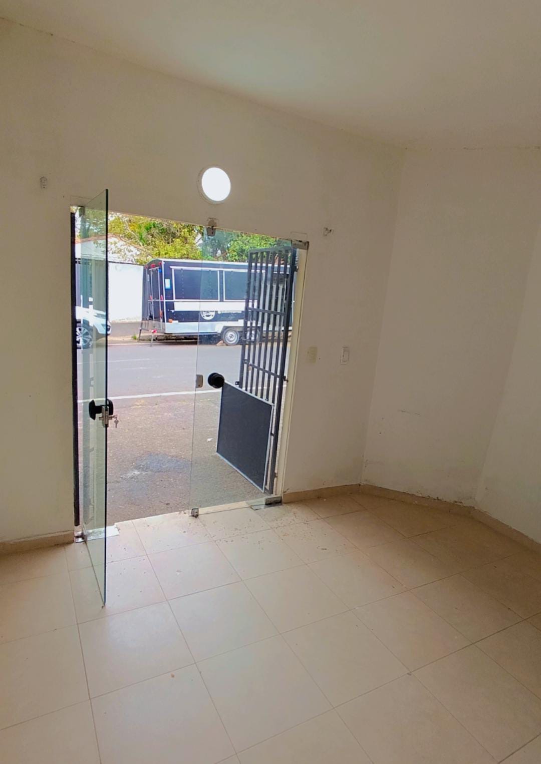 ALQUILO SALÓN COMERCIAL EN ZONA PUEBLO LAMBARÉ — foto 2