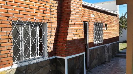 Villa Colon - Casa, 2 Dormitorios, Cochera, Parrillero, Fondo