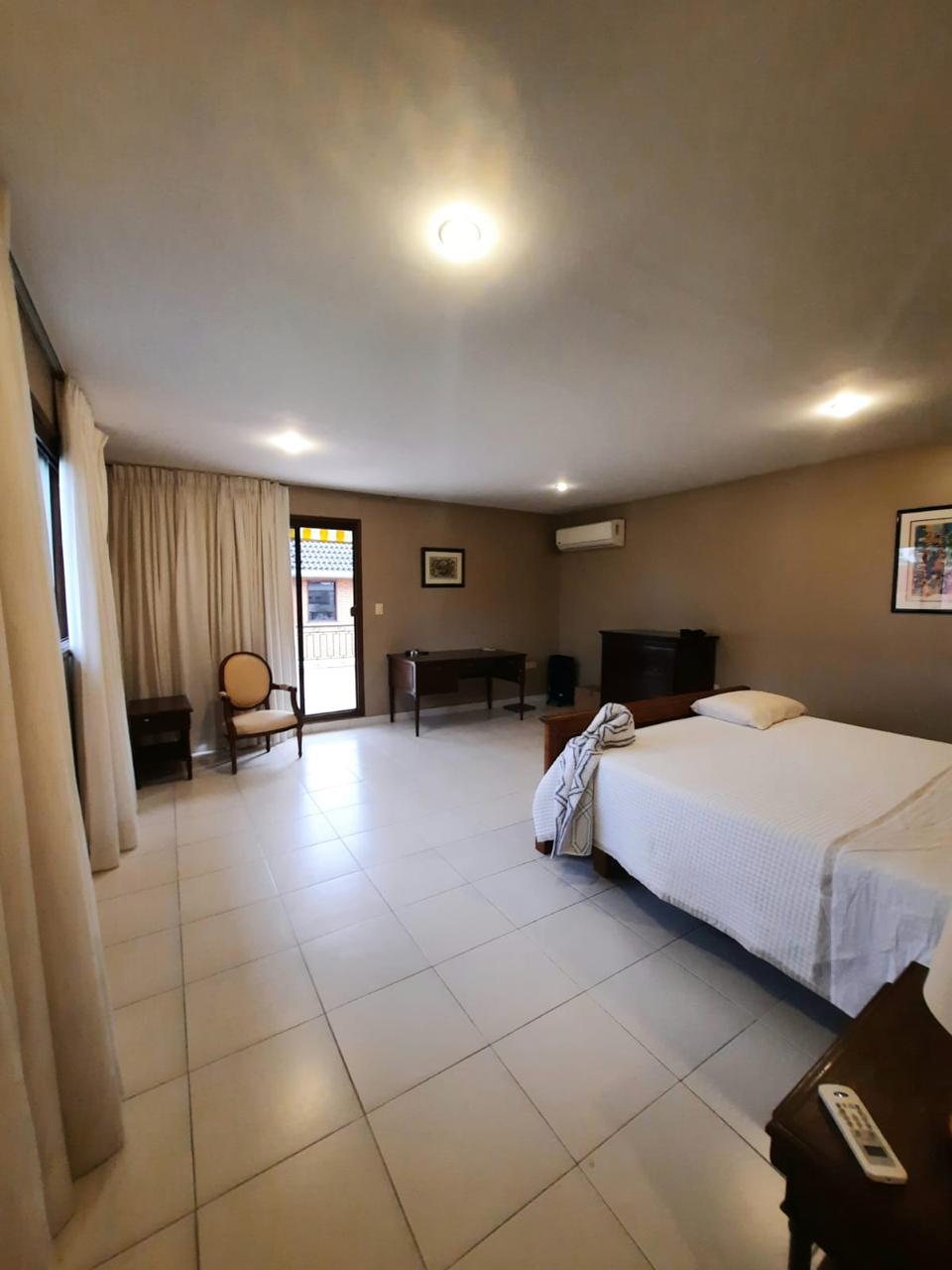 ALQUILO IMPORTANTE RESIDENCIA DE LUJO EN YCUA SATY — foto 2