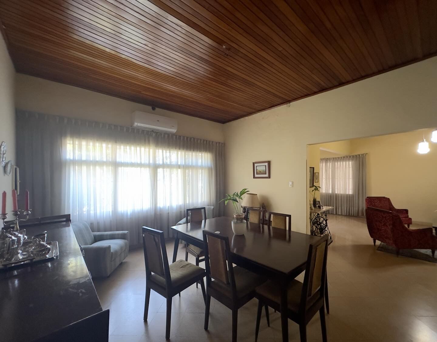 VENDO AMPLIA RESIDENCIA DE 5 DORMITORIOS EN BARRIO MBURICAO Z/ EX SEMINARIO — foto 2