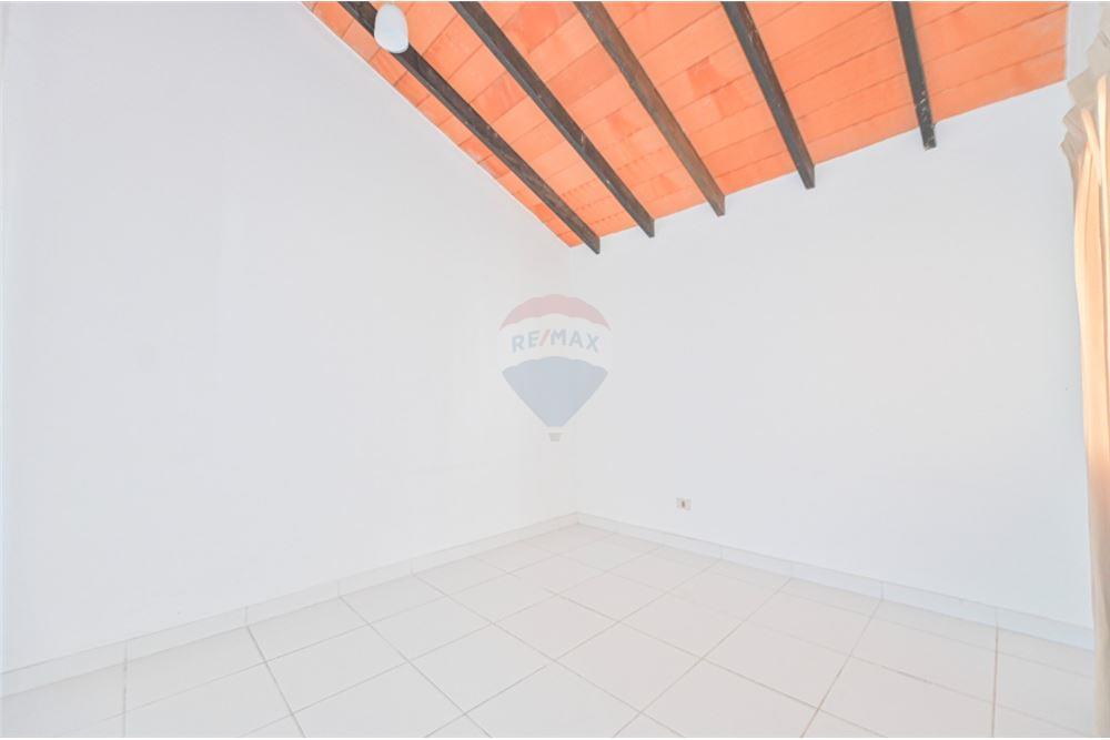 En Venta! Casa y Depósito, en esquina. Lambaré — foto 3