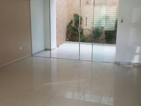 Hermosa Casa De 3 Plantas En Condominio