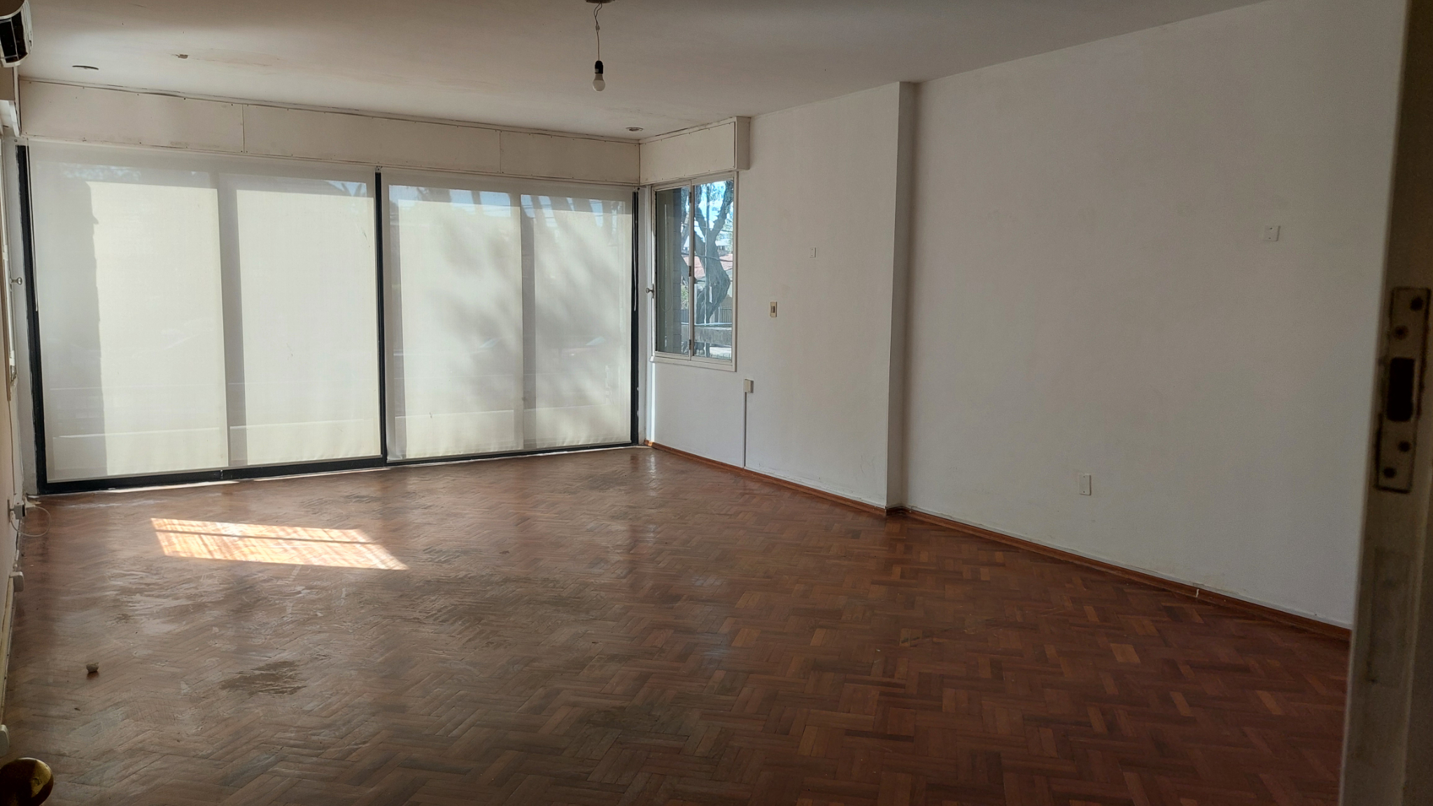 Edificio sobre Avenida con 4 cocheras