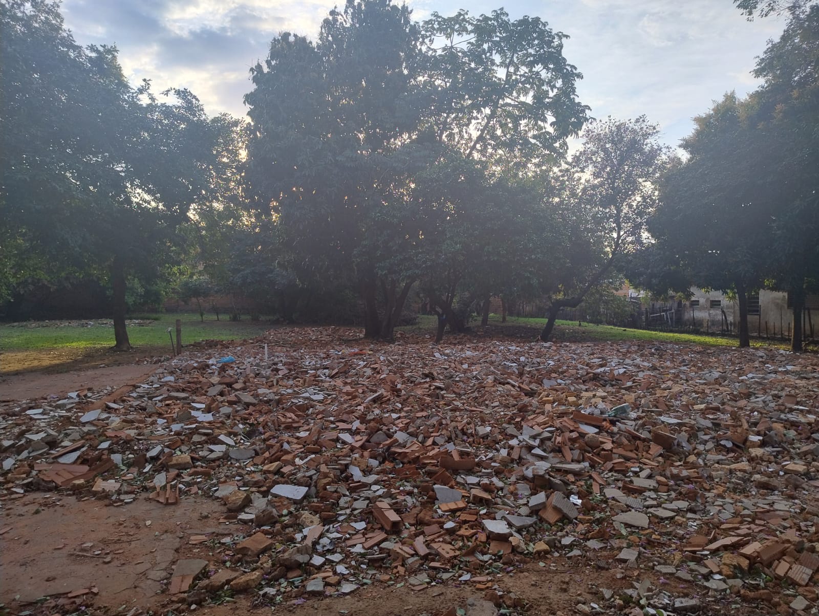 VENDO TERRENO EN EL LUQUE CUARTO BARRIO ZONA SUPER LOS JARDINES COD 059* - foto 3