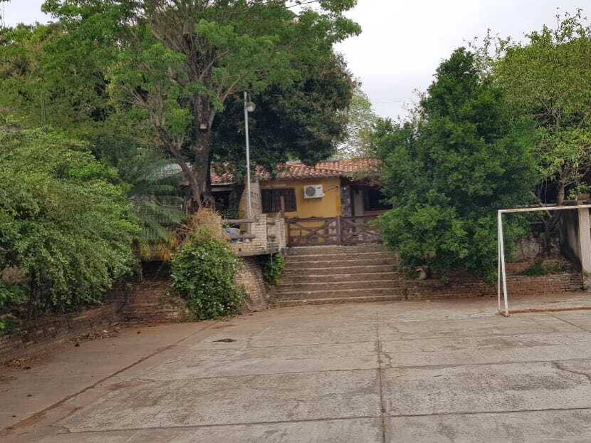 EN VENTA AMPLIO TERRENO con CHALET en LAMBARÉ. — foto 3