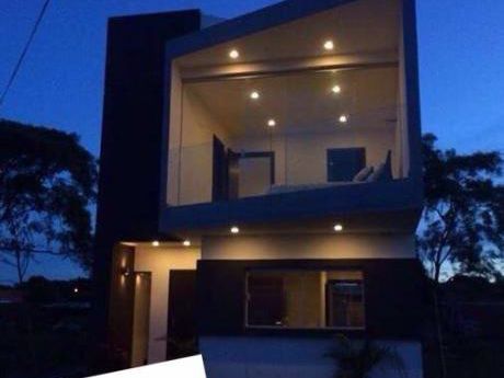 Hermosa Casa De Dos Plantas En Zona Norte.