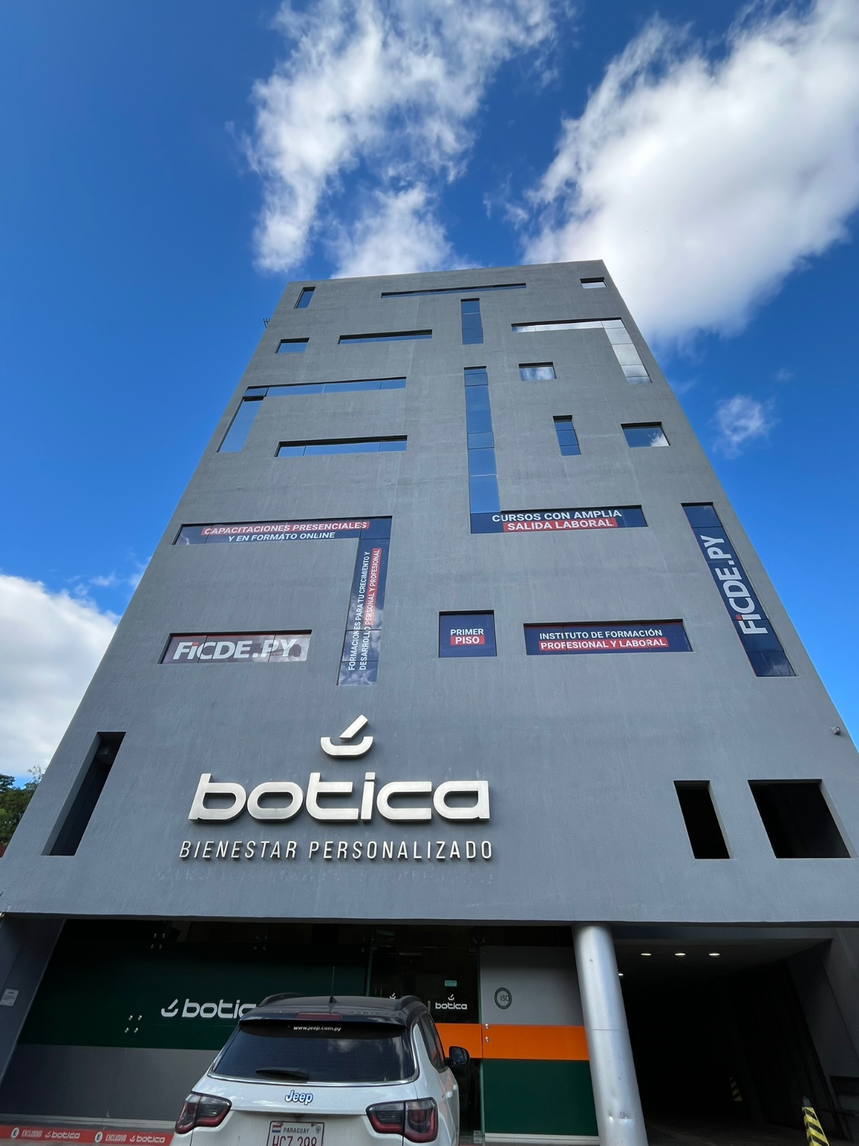 VENDO CON RENTA SOBRE AVENIDA EDIFICIO CORPORATIVO COMPLETO CON SHOWROOM COMERCIAL OFICINAS Y ESTACIONAMIENTOS PARA CLIENTES Y FUNCIONARIOS EN EJE CORPORATIVO DE ASUNCION — foto 2