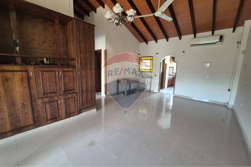 Alquilo amplia casa con piscina en San Lorenzo — foto 3