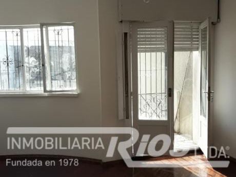Amplio Y Luminoso, Con Balcón
