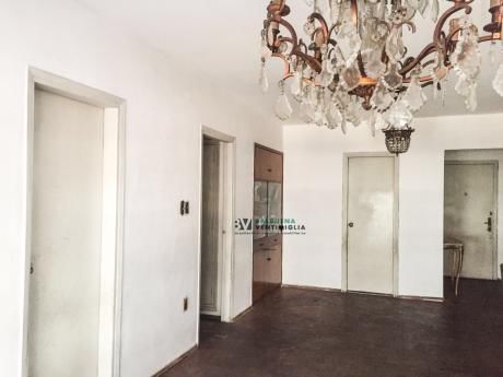 Apartamento De 4 Dormitorios Y Patio En Venta