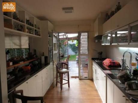 Cómoda Casa, Excelente Punto Frente A Playa Verde Con Vista Al Mar , Muy Segura!