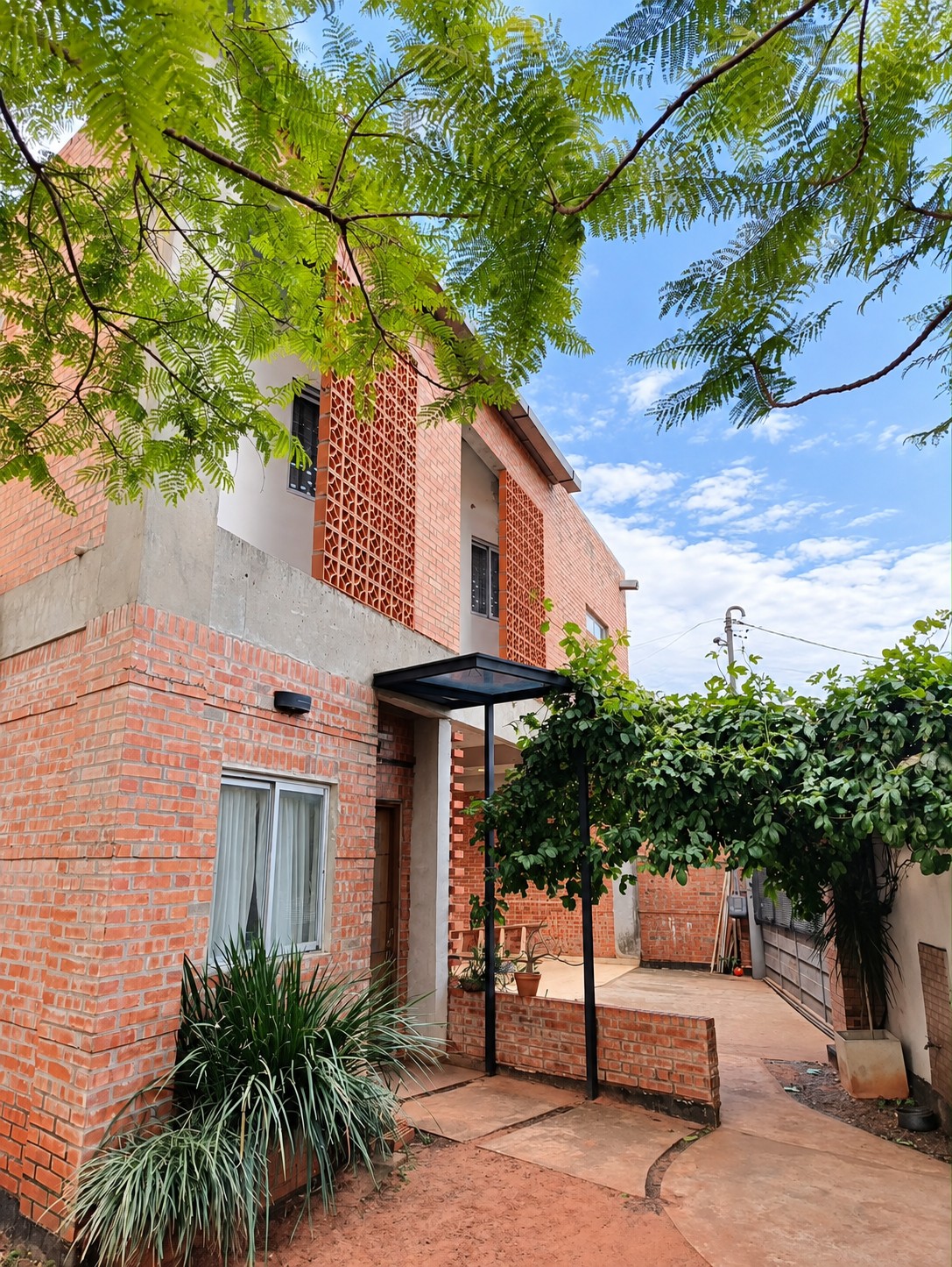 VENDO CASA EN ESQUINA EN EL CENTRO DE VILLA ELISA - foto 2