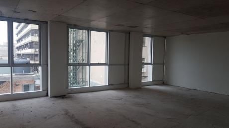 Alquiler De Oficina En Ciudad Vieja Con Garage, A Metros De La Plaza Matriz