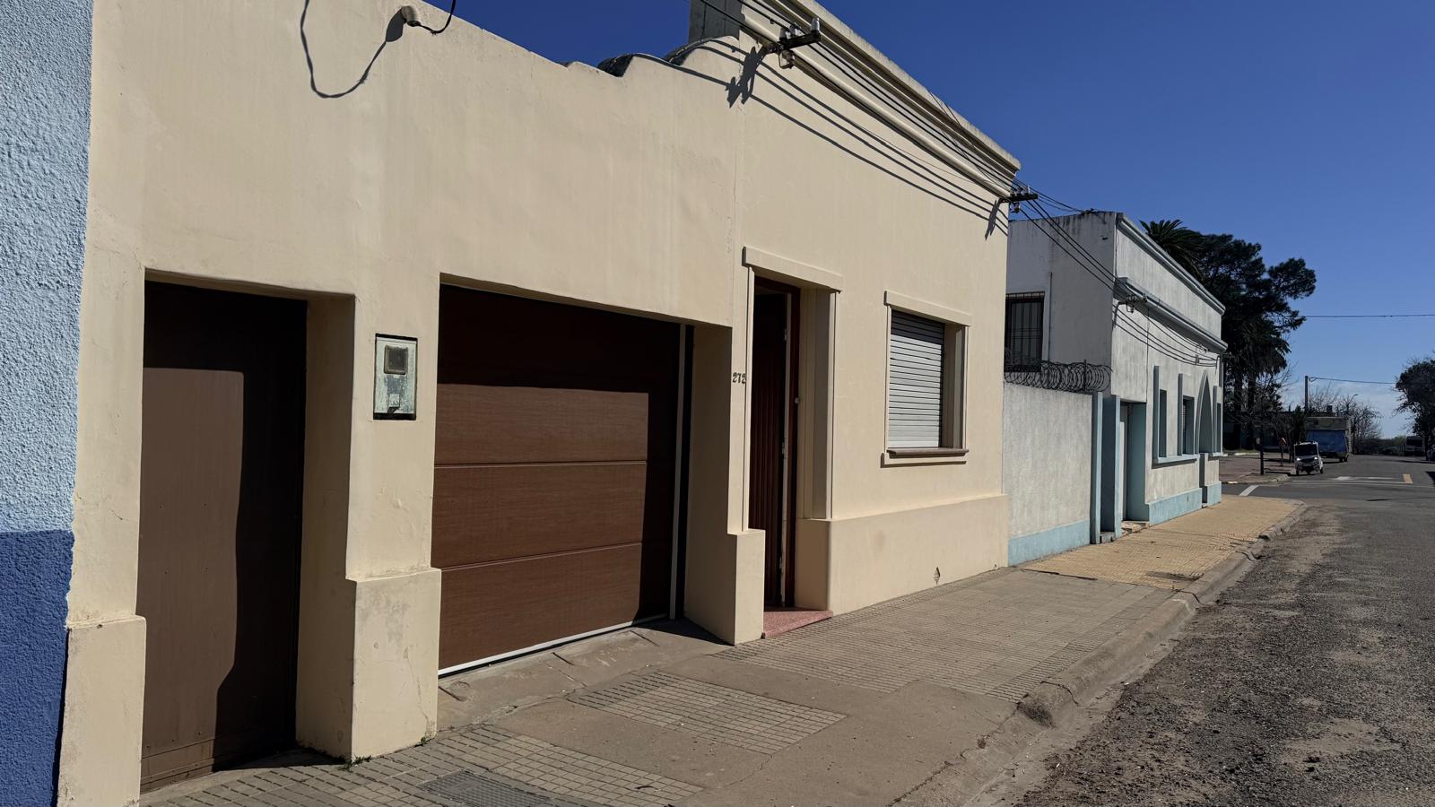 Casa en Venta 2 habitaciones con garaje , ubicada en el centro de Carmelo