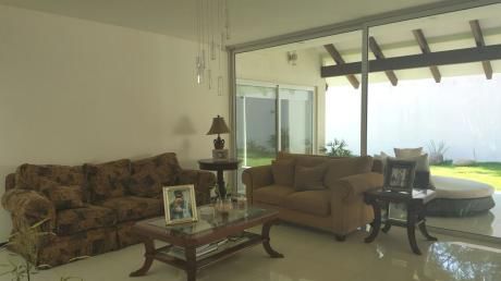Bellisima Casa De Una Planta En Condominio Privado