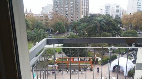 Sobre 18 De Julio Frente A Plaza Fabini - Gran Vista - Centro